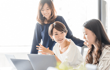 オフィスで話す女性たちの写真